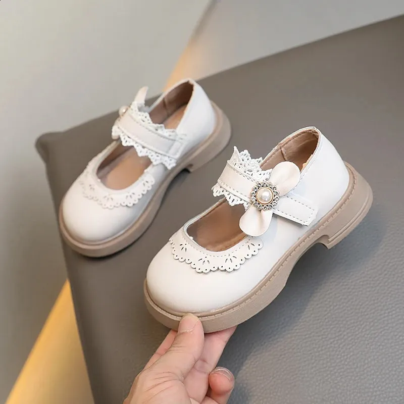 Girls Pearls Casual Shoes Baby Childrens Soft Sole Bow Princess Shoes Little Lovely Heart Performance Shoes with Lace 240326