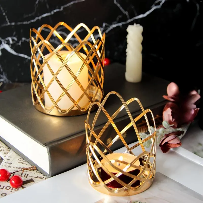 Candle Holders European Luxury Golden Hollow Metal Mesh Cup-shaped Holder Romantic Home Decoration Living Room Desktop Wedding Ornaments