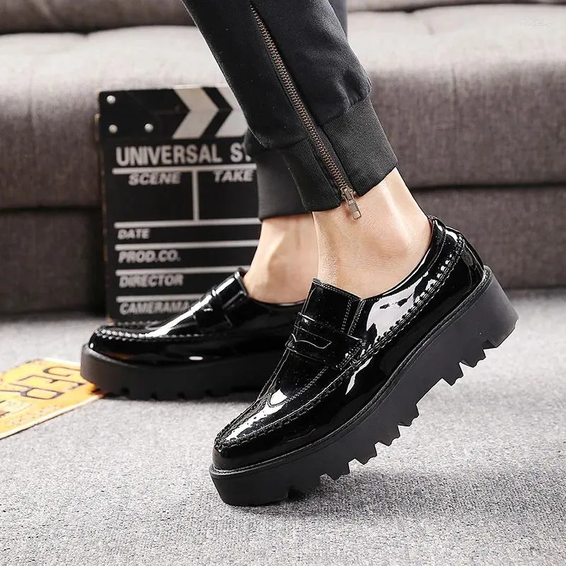 Chaussures décontractées Fsahion Party Party Nightclub Robes Black Platform Brewable Patent Leather Locs Slip-On Oxfords Shoe Brogue Sneaker