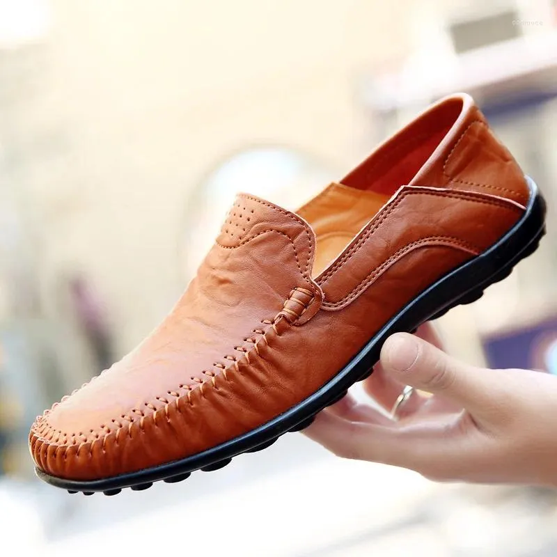 Zapatos casuales hombres de cuero genuino mocasines italianos mocasines se deslizan en pisos de hombres transpirables huecos