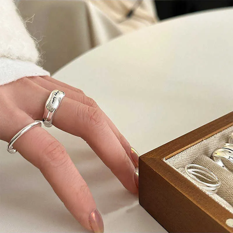 925 verzilverde ring voor vrouwen Japan en Zuid -Korea eenvoudige brede brief met gelaagde gepersonaliseerde Instagram -stijl uniek high -end ontwerp