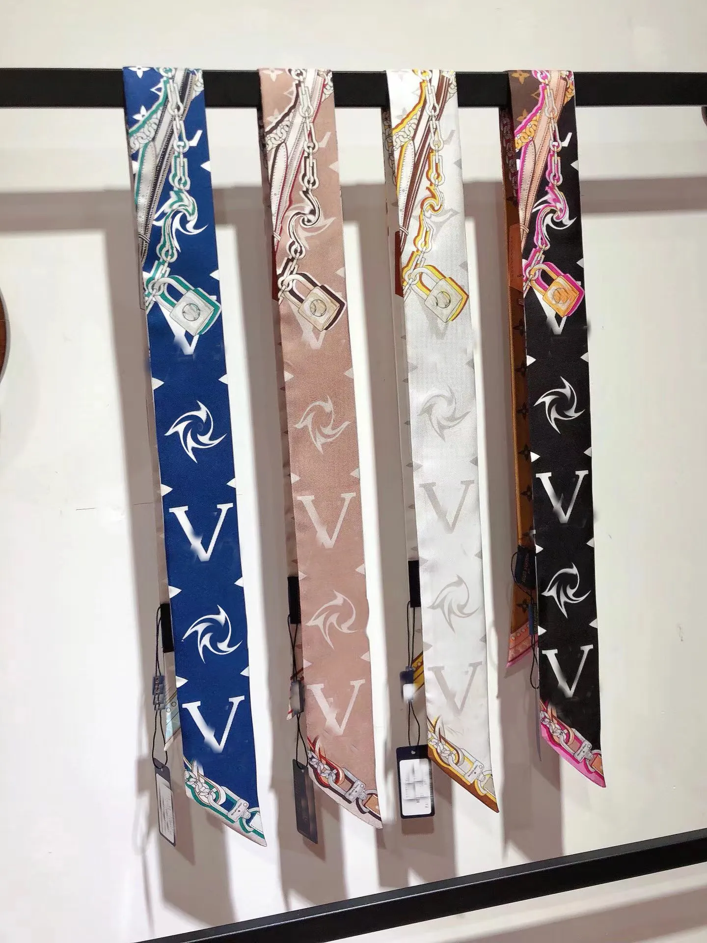 Nuove borsette classiche lettere di moda da donna lettere sciarpe tie designer donna seta a fascia morbida testa sciarde v lettera 10a all'ingrosso 8x120