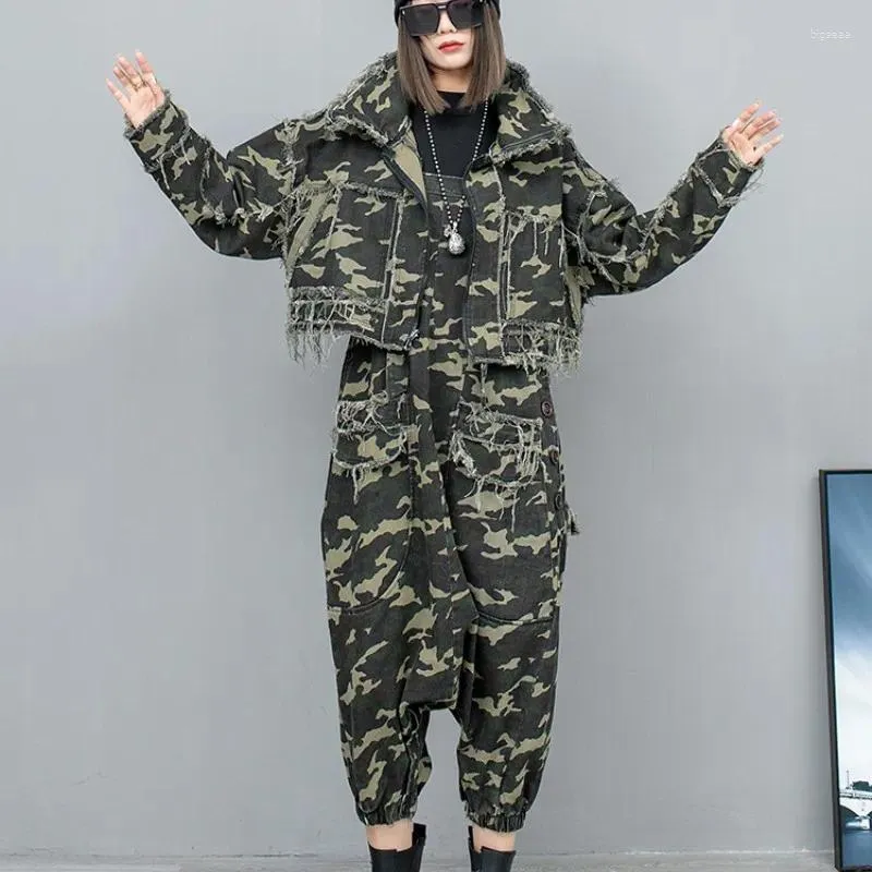 Dwuczęściowe spodnie damskie 2024 Spring Autumn Personalized Design Trendy Cool Camouflage Denim Kurtka Plecak dwuczęściowy zestaw LX339