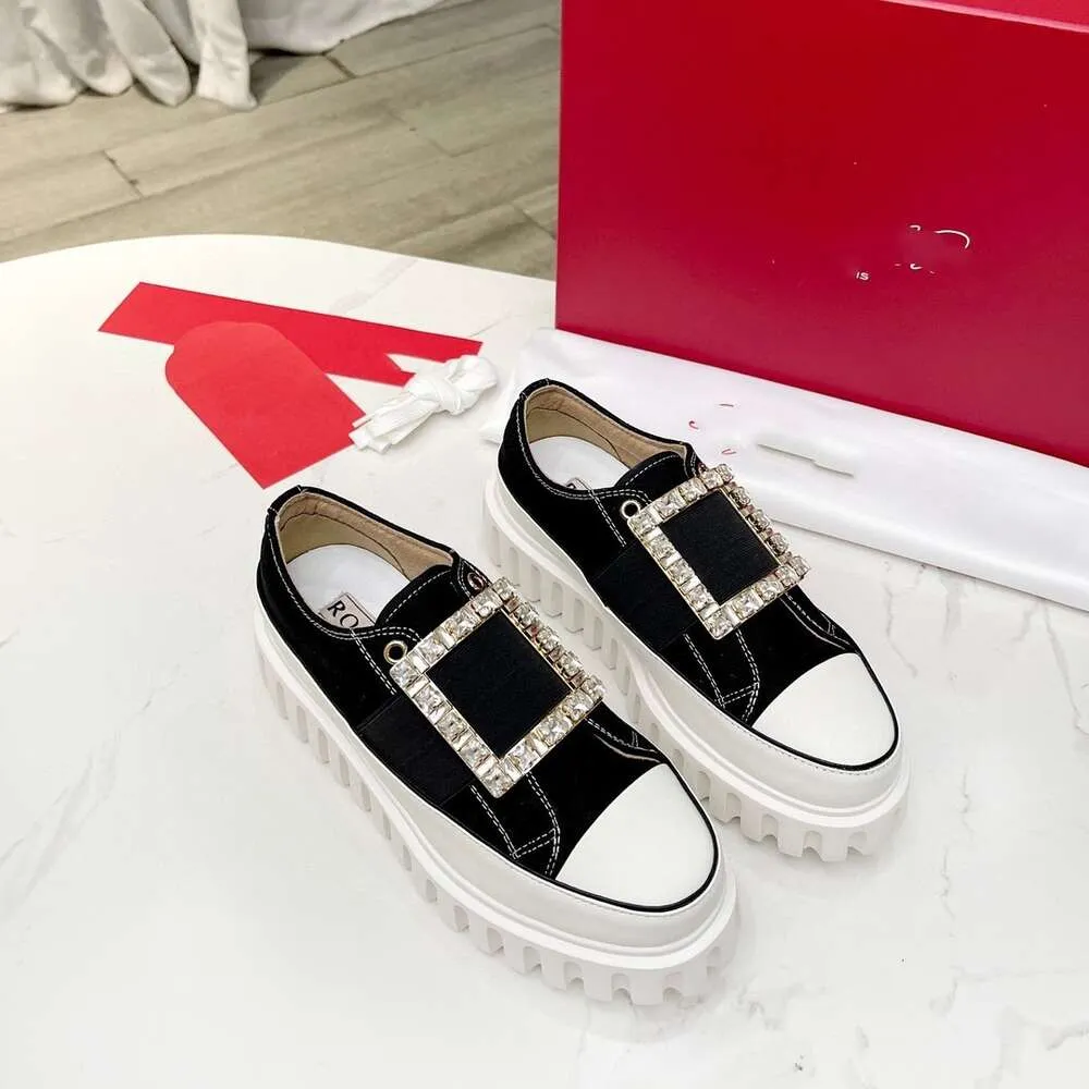 RV Diamond Square -knapp tjock bottenduk 2024 Ny avslappnad mångsidig matsuke slips bälte panda kex små vita skor för kvinnor
