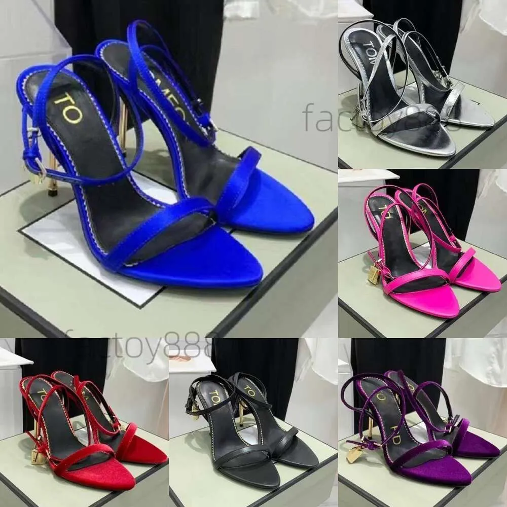 2024 Chaussures robes Lady Sandals High Heels Calcaches de sandale nues marques de luxe en or nappa en cuir nappa pointu robe de fête de mariage poitrine