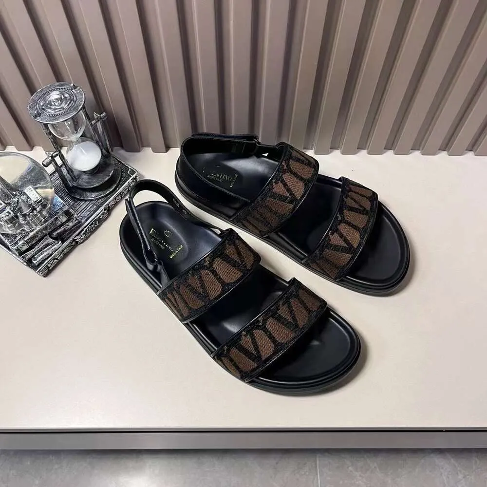 V Familie 2024 Sommer Neue modische echte Lederruhrschuhe für Männersandalen flache Bodenschuhe, die Strandschuhe draußen tragen