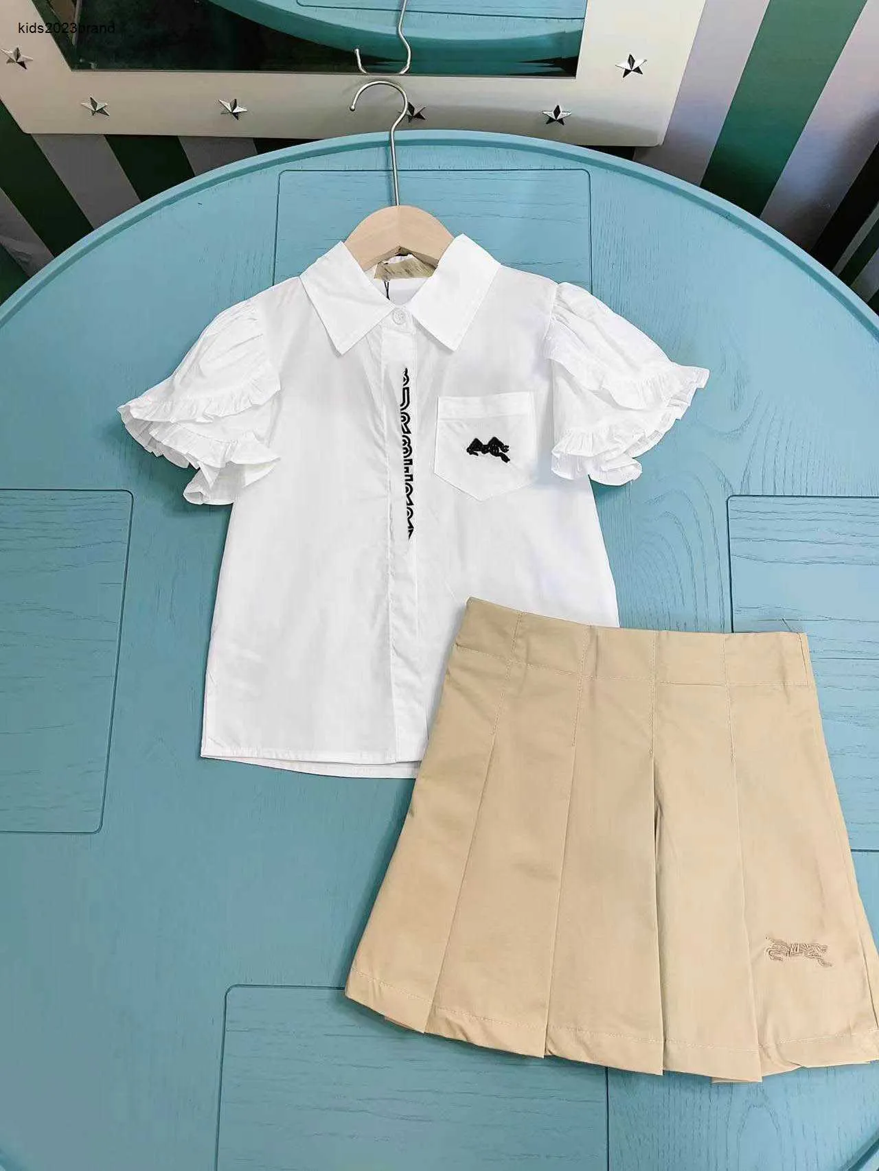 Neue Baby-Tracksuits Girls Summer Anzug Kinder Designer-Kleidung Größe 100-160 cm gefalteter Spitzenhemd und Khaki-Farbrock 24APRIL