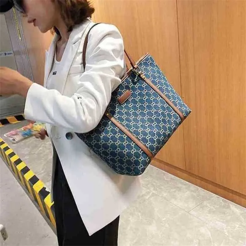 2024 New Designer Womens Crossbody Trend Trend Hand Denim Texture