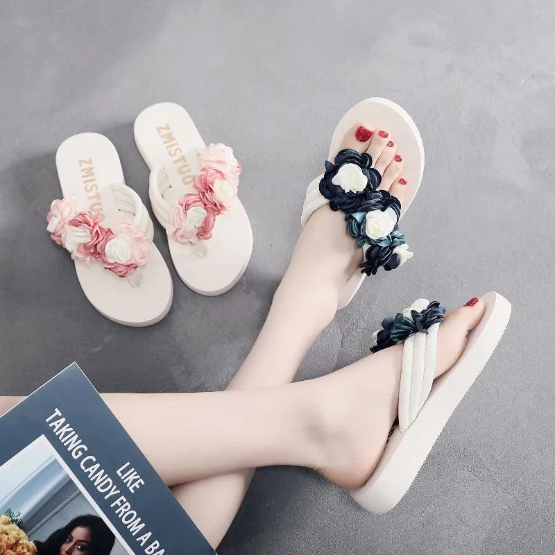 Slipare kvinnor sommarsglas blommplattform gummi flip flops låga kvinnliga skor på en kil Hawaiian 2024 Floral Pu Fabric Stretc