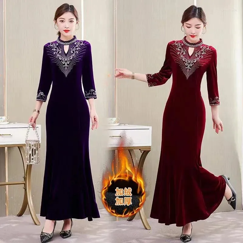 Vestidos casuais 2024 Autumn/Winter Dold Gold Velvet com espessamento Melhorar a textura Cheongsam Mother Skirt Banquet Host