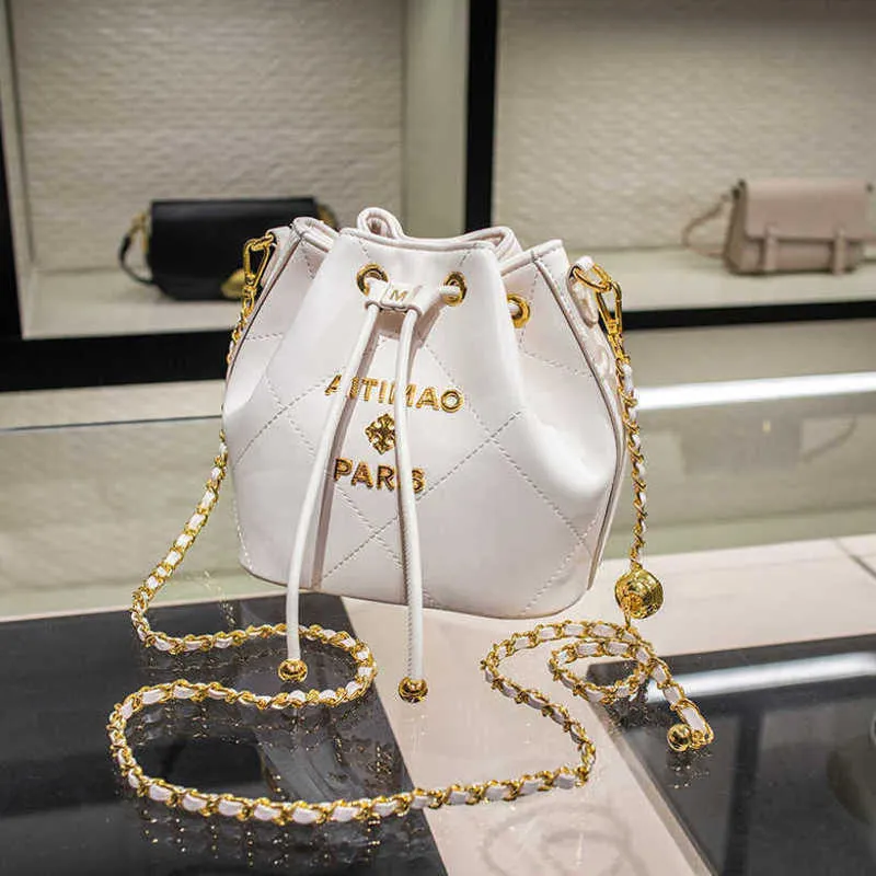 Designer Womens Handbag Baobao Womens New Popular Small Fragrance Fashion Leisure Lingge Chain Texture One Shoulder Crossbody Hucket Bag Tide