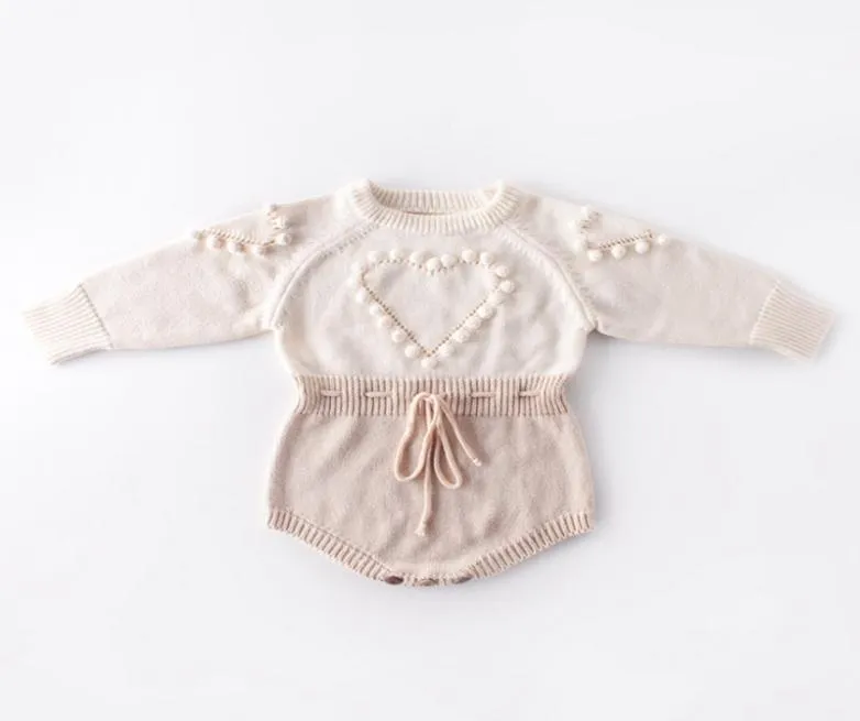 Baby Sticked Clothes Heart Baby Girl Romper Pompom Infant Girls Sweater Designer Nyfödd Jumpsuit Autumn Winter Baby Clothing DW463127915