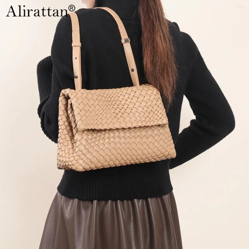 Hobo Fashionable Handmade Hollowed Out Woven Bag For Women's Leisure Large Capacity Single Shoulder Crossbody Commuting Handbag