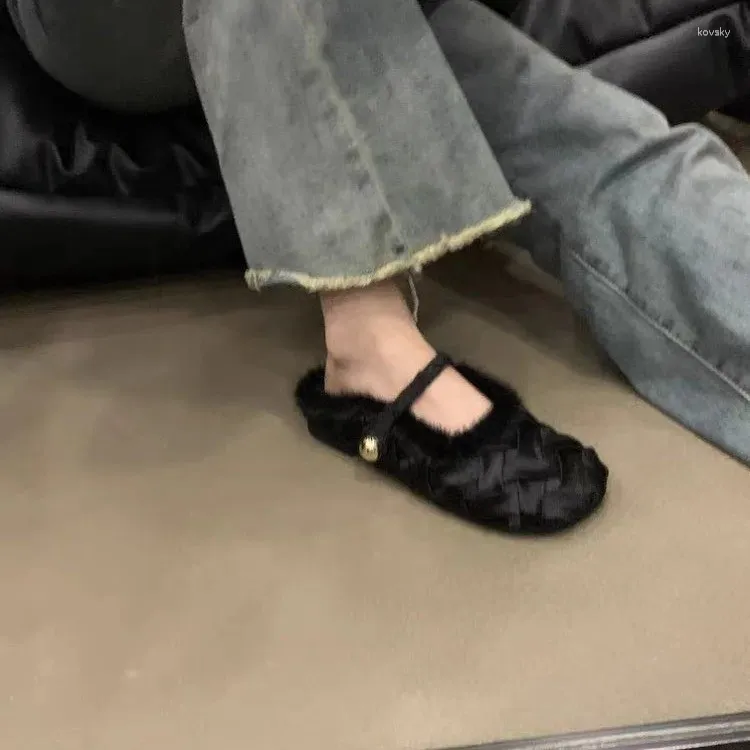 Terlik kış markası kadınlar düz terlik moda sıcak peluş üzerinde katırlar üzerinde ayakkabı topuk gündelik örgü slaytlar