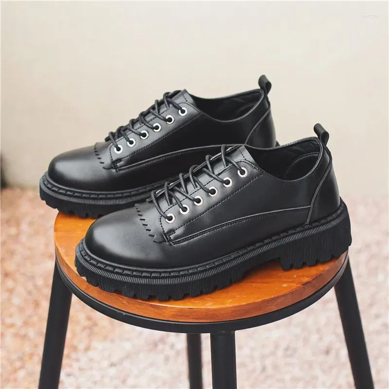 Sapatos casuais primavera de outono britânico tênis de couro preto britânico machos machos machos de fundo grosso oxfords respiráveis