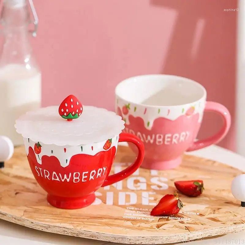 Tassen kreativer Keramik -Cartoon süße rosa/rote Erdbeeren Muster mit Cover Löffel hohe Aussehen Büro Milch Haferflocken Kaffeetasse Kaffeetasse