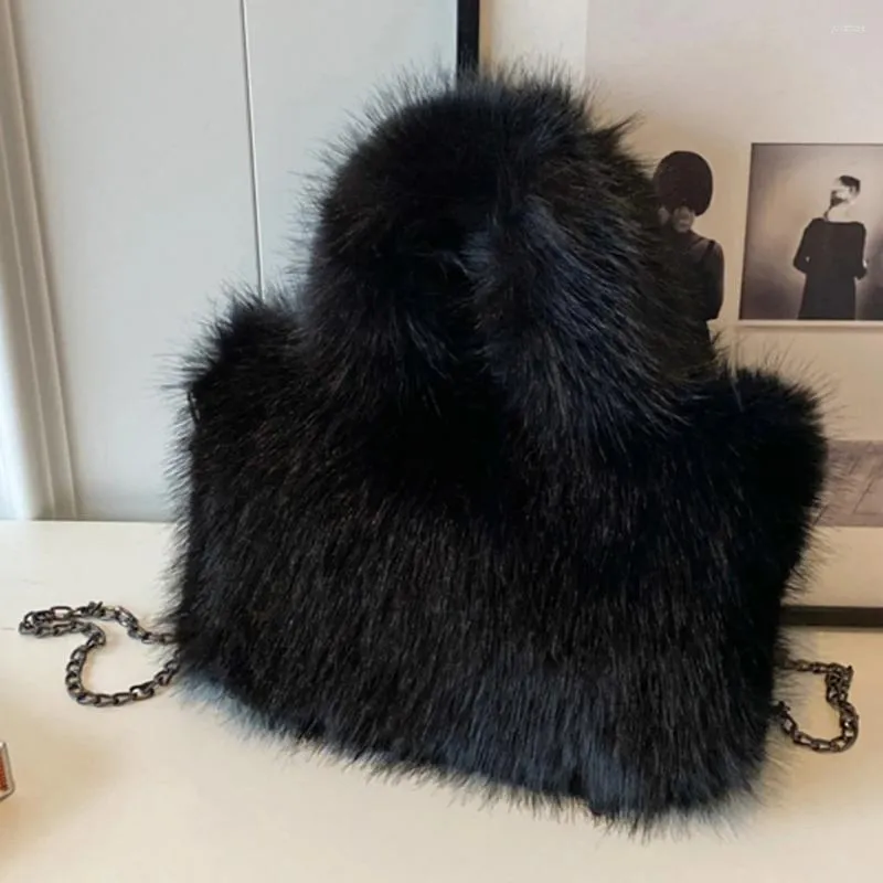 Axelväskor kvinnor lurviga tote handväska mjuk fuzzy väska avslappnad kedja crossbody för mångsidig slouchy shopper koppling