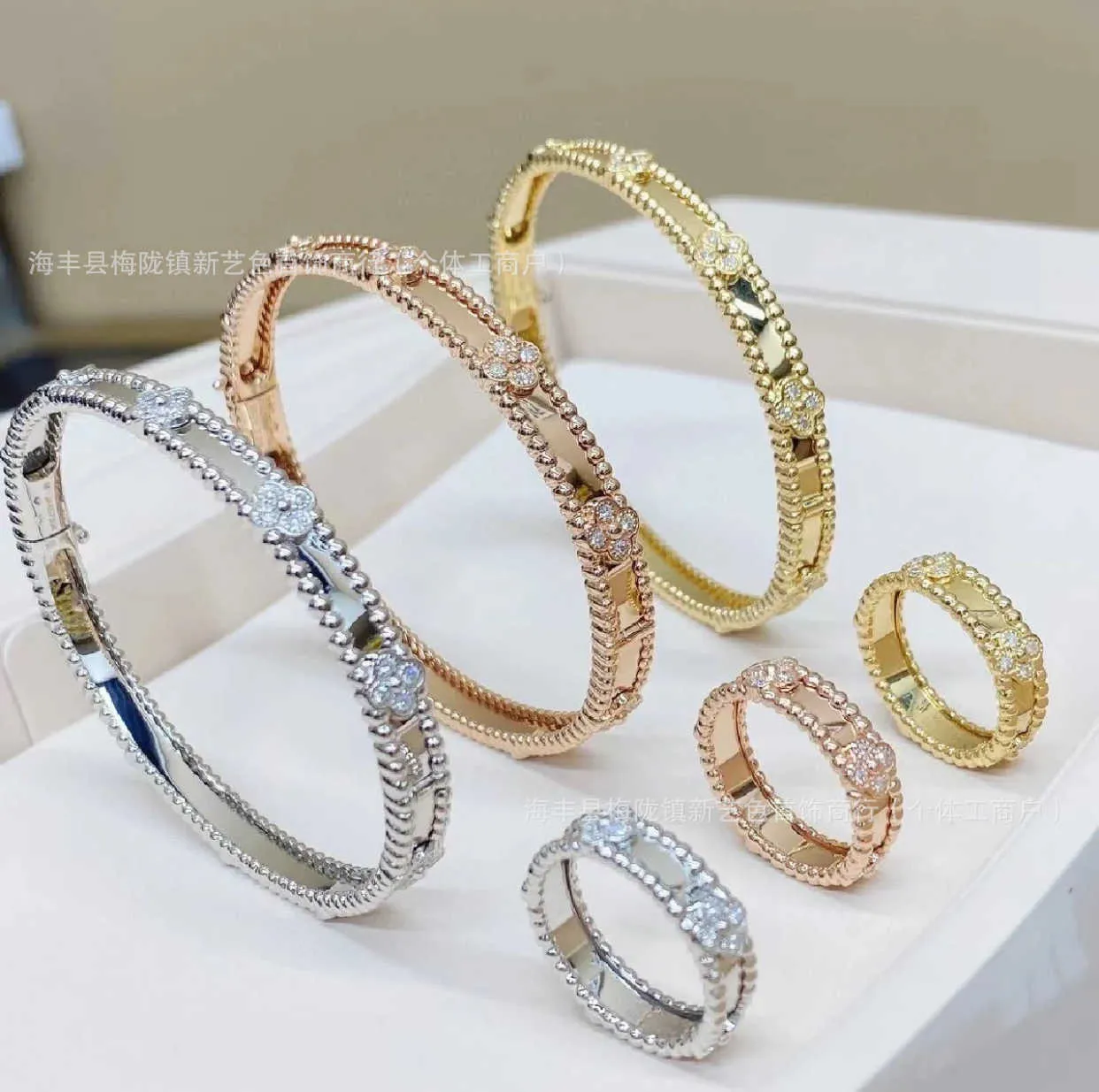 Vans Fashion Clover Fanjia Clover Larito Edição Kaleidoscope Bracelet para mulheres revestidas com anel de edição estreita de 18k Buckle Buckle Fivela
