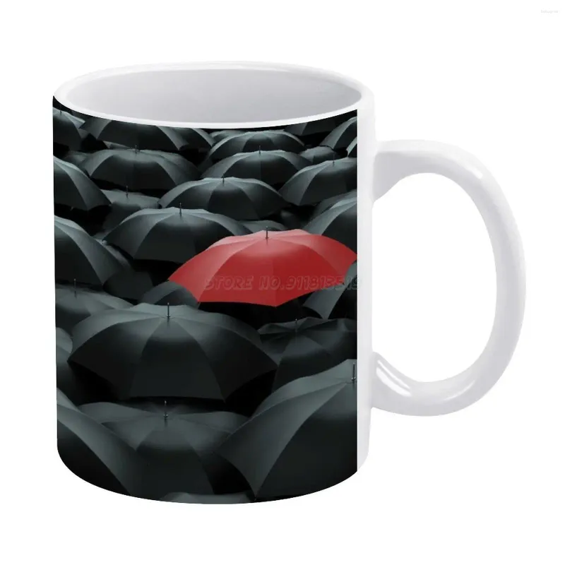 Mokken rode paraplu in een zee van zwarte witte mok vintage unisex size parbrellas co