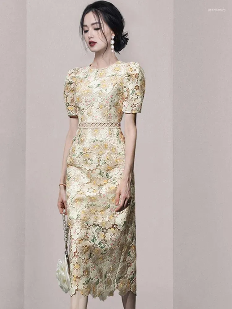 Festklänningar högkvalitativ blommig tryckklänning för kvinnor elegant vintage krok blomma ihålig ut smal bodycon penna