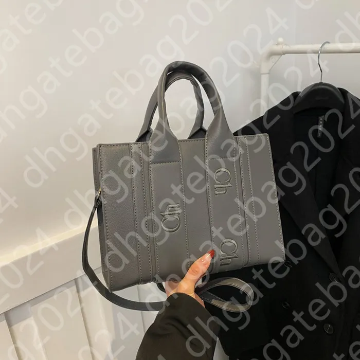 Nya stora väskor Kvinnors casual designer Tote Wedding Datum läder handväska brev metall triangel axel väska street shopping messenger