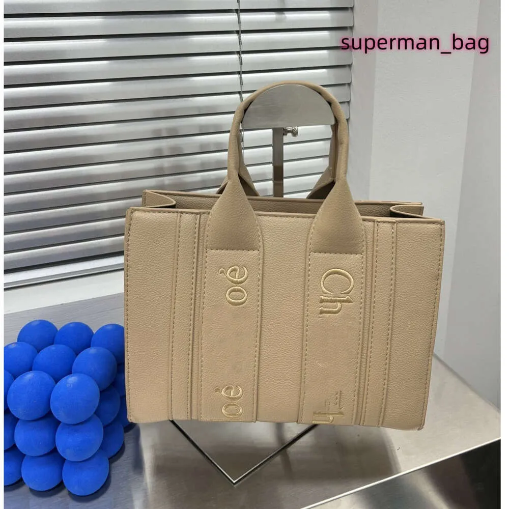 2024 Bolsas de grife feminino Bolsa de bolsa de bolsa de bolsas de compras de alta qualidade Bolsas de praia de nylon Bolsa de ombro de luxo Bolsa de viagem de luxo