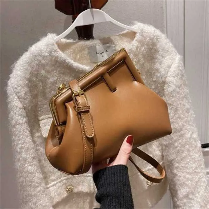 2024 Nouveau designer pour femmes crossbody bodain femelle Spring Clip Style Simple Messenger Sac