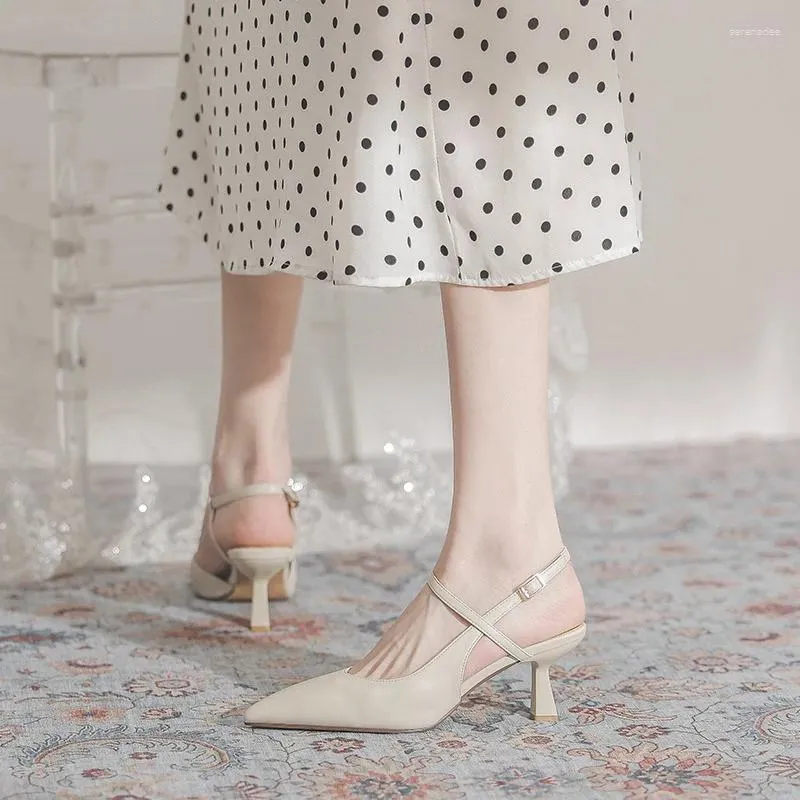 Sukienka buty francuskie retro wskazane na wysokich obcasach żeńska 2024 Fine Obcing Single Back Hollow Baotou rzymskie sandały rzymskie