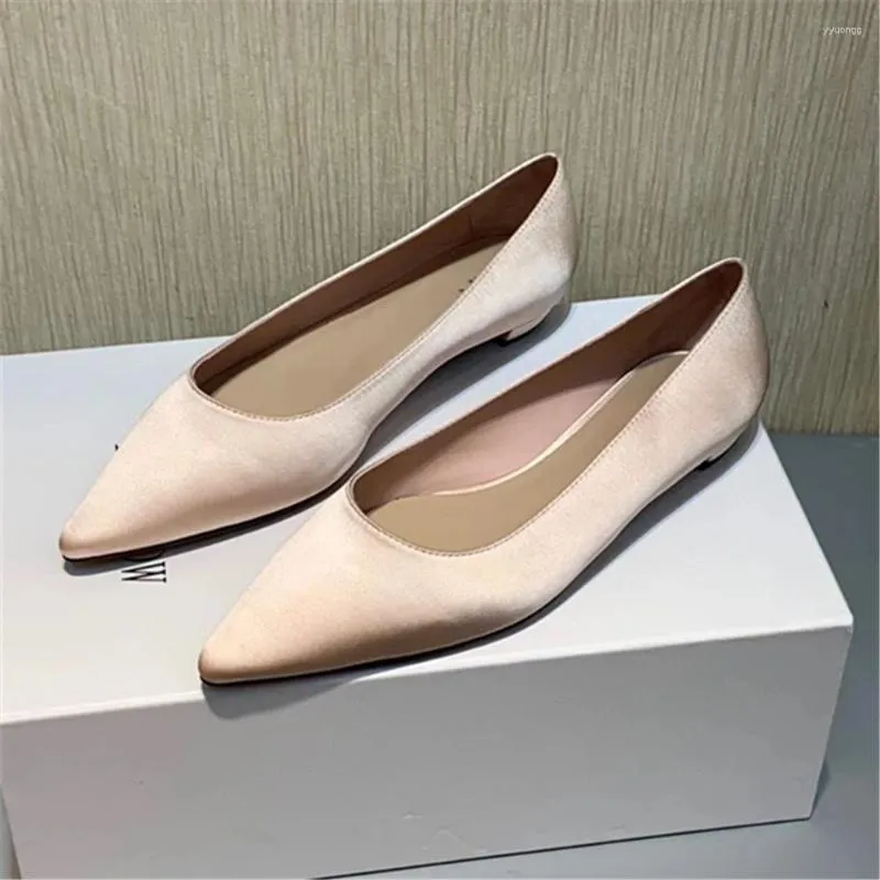 Chaussures habillées Pompes Claudette pour les femmes à bout pointues Plats de ballet avec de la soie et du réel cuir 2024 Design de luxe chaton talons dames