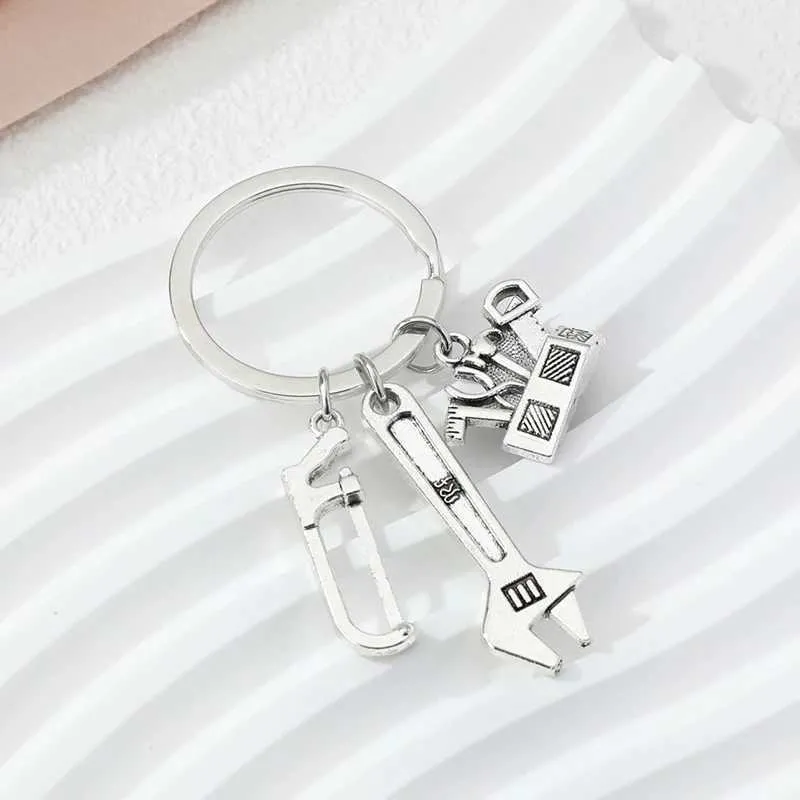 Keychains Lanyards Fashion Alloy Silver Color Metal Spanner Saw Repair Tools Key Rings For Men Fathers Day Gift Car Keys Decoration Q240403