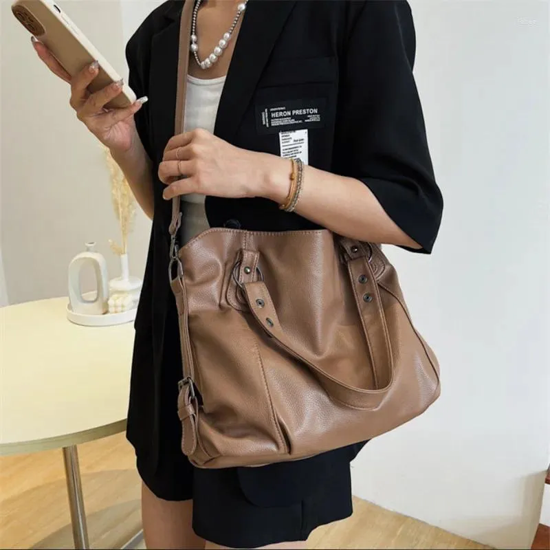 Shoulder Bags Female Large Crossbody Bag Black Oil Wax Leather Ladies Casual Shopper Tote Handbags Chic Wide Strap Women's Zipper