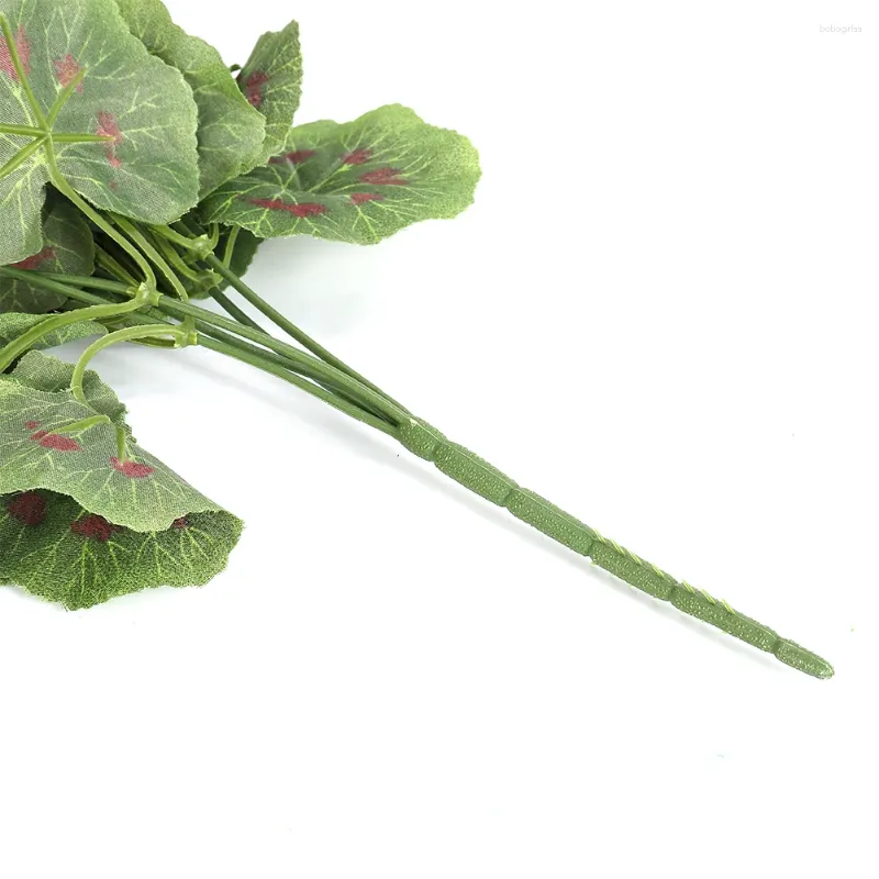 Fleurs décoratives artificielles géranium rouges rose plante en soie à la maison.