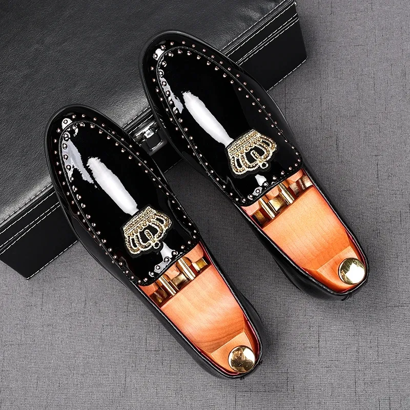 Fashion Men's Black Rivet Embroidery Patent Leather Oxford Flats Casual Shoes Male Homecoming Wedding Dress Zapatillas Hombre