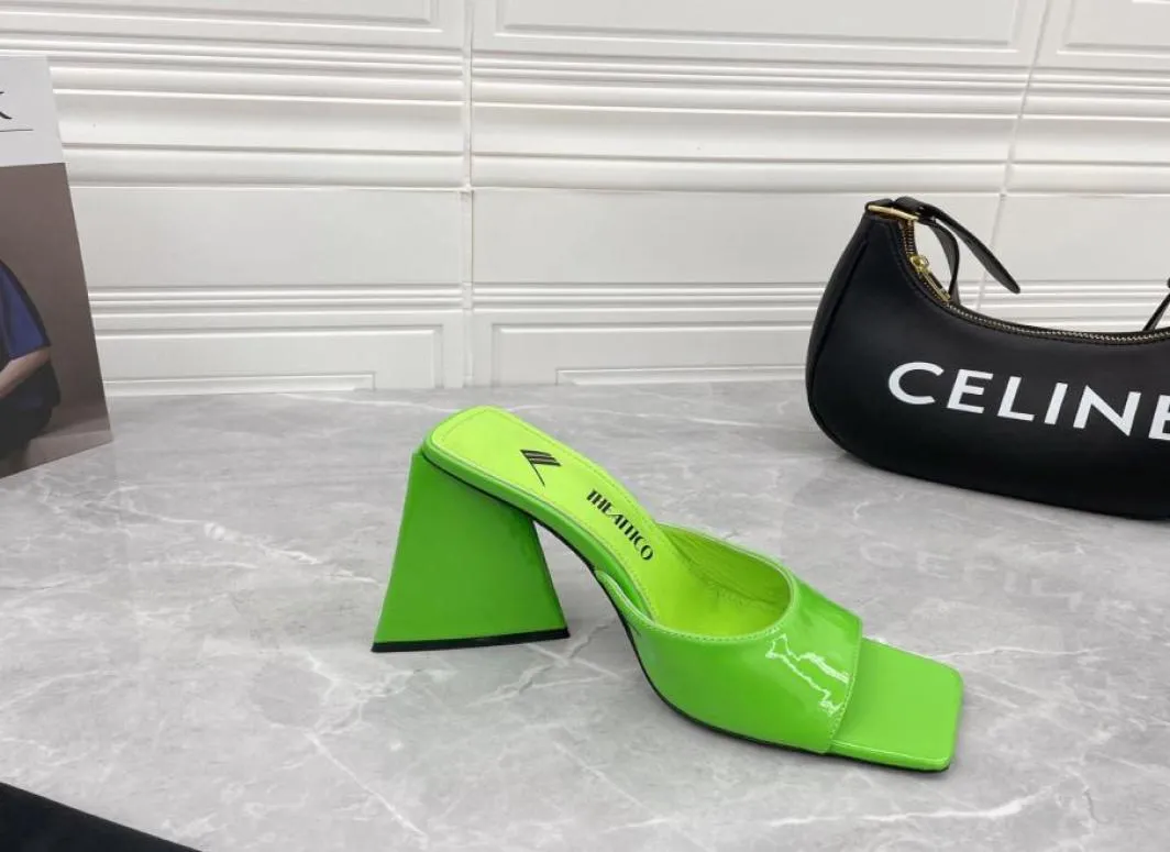 Attico Green Devon Heeled Sandals 슬리퍼 특허 가죽 청키 노새 하이힐 신발 슬라이드 열린 발가락 신발 신발 여성 LU2302367