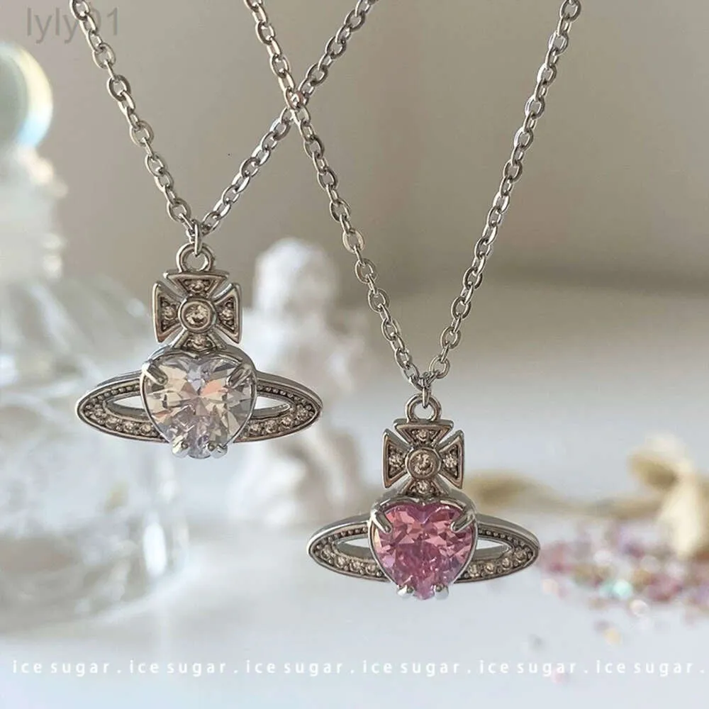 Designer Viviane Westwood Jewelry Empress Dowager Xis Peach Heart Love Zircon Sparkling Diamond Saturn Pendant Halsband Ljus lyx och unik design Simple och V