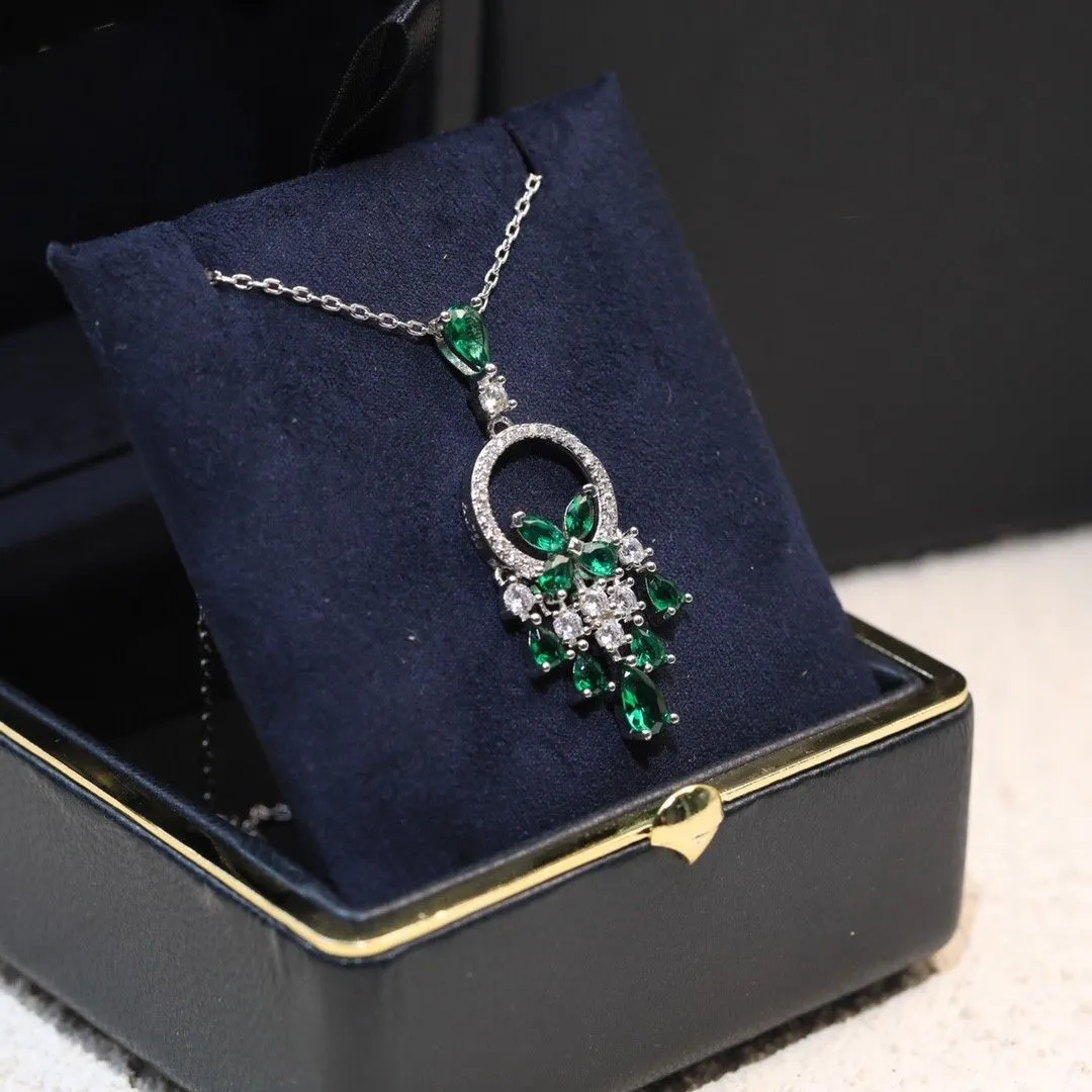 Europäischer und amerikanischer Retro Full Diamond Smaragd Ins Nischen minimalistische Temperament Schmetterling Quasten Schnittpendel kupferplattiert Halskette