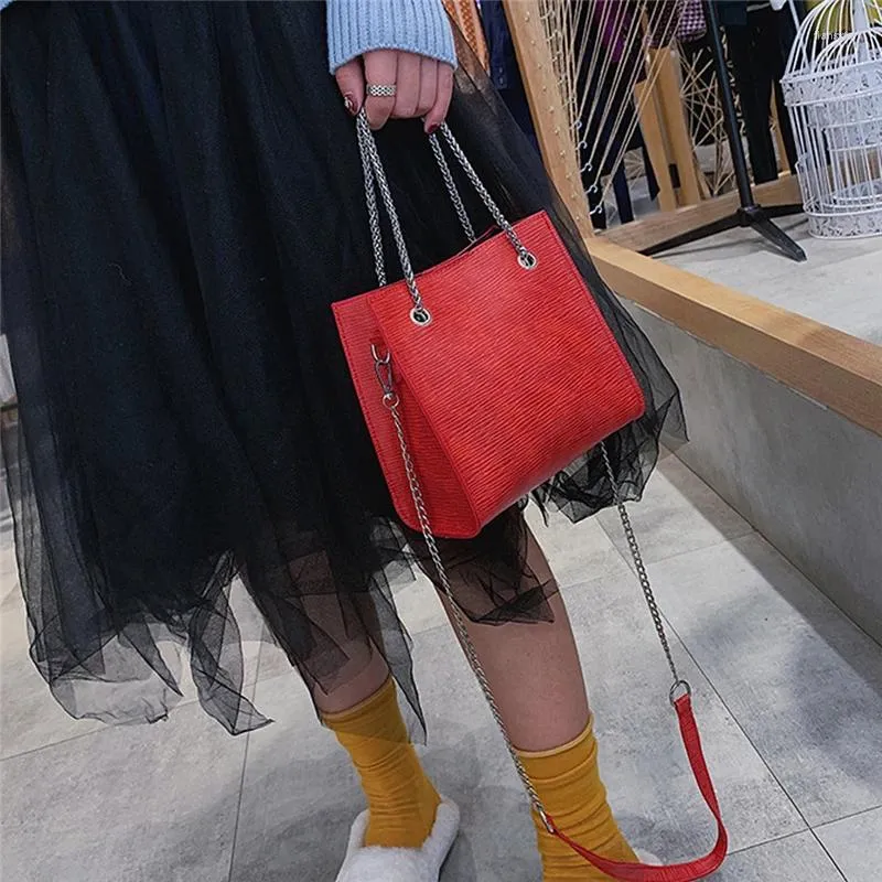 Bag 2024 Fashion Women Handbag axel hårdvarukedja rem pu läder messenger tote för damer bolsa feminina