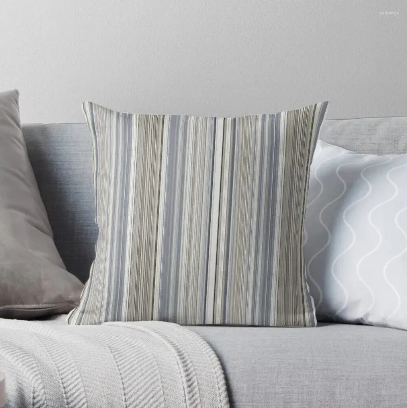 Подушка синие серо -серые коричневые полосы бросают на диване диван