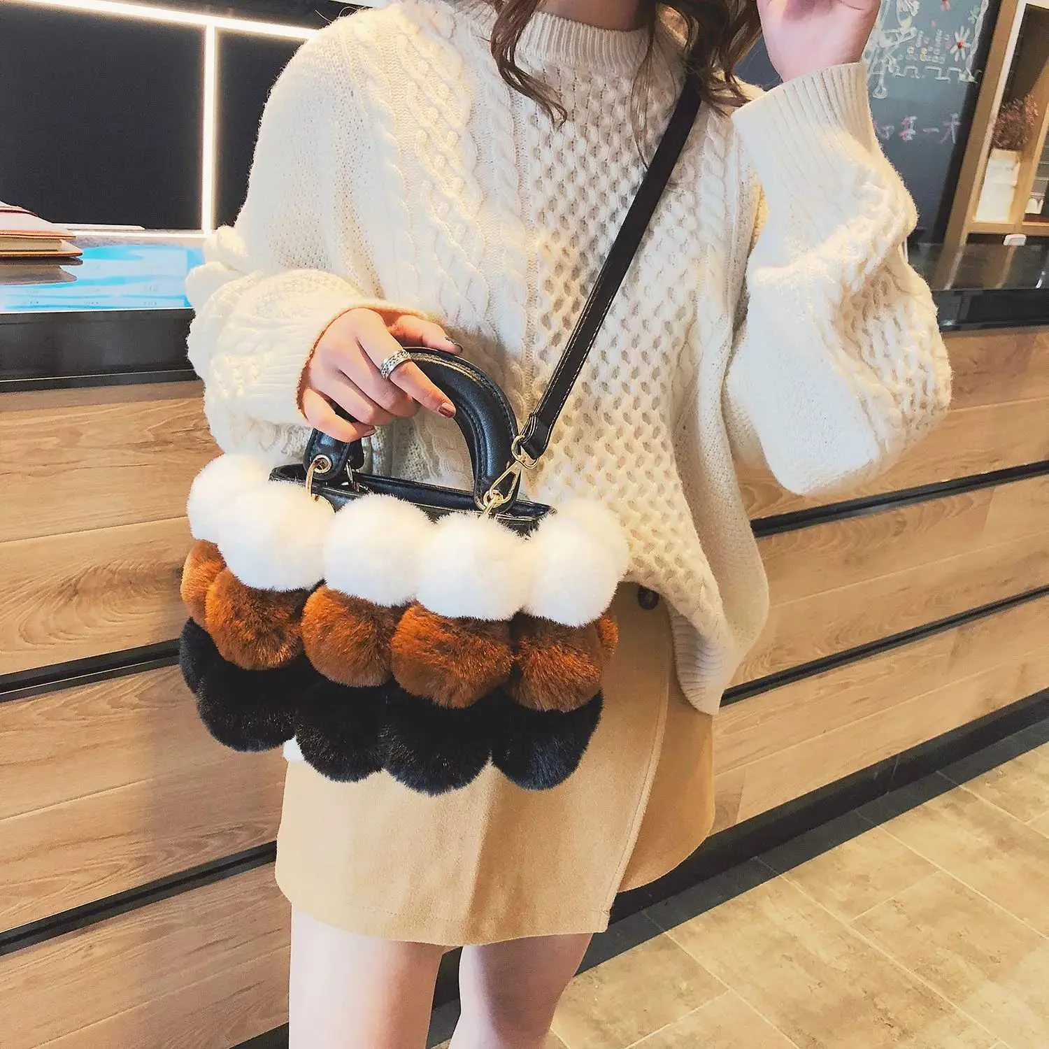 COURONNE 正規品/送料/関税込み Fluffy ショルダー22 DHgate.com:Premium Sheepskin Crossbody Bag: 22CM Designer
