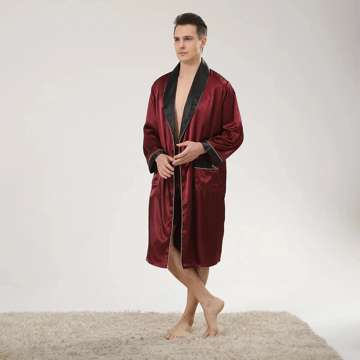 Borgonha Primavera Verão Summer Men fino de cetim manto leve de manga longa Silk Kimono Bathrobe com shorts Conjunto de sono 240326