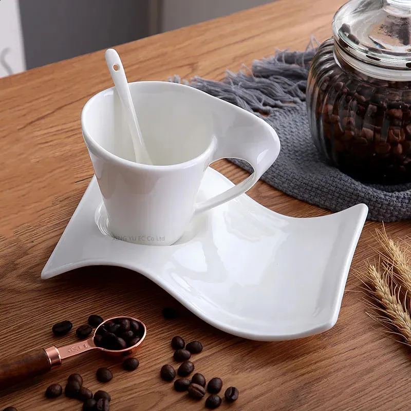 Pile De Tasses à Café En Carton Avec Inscriptions Image stock - Image