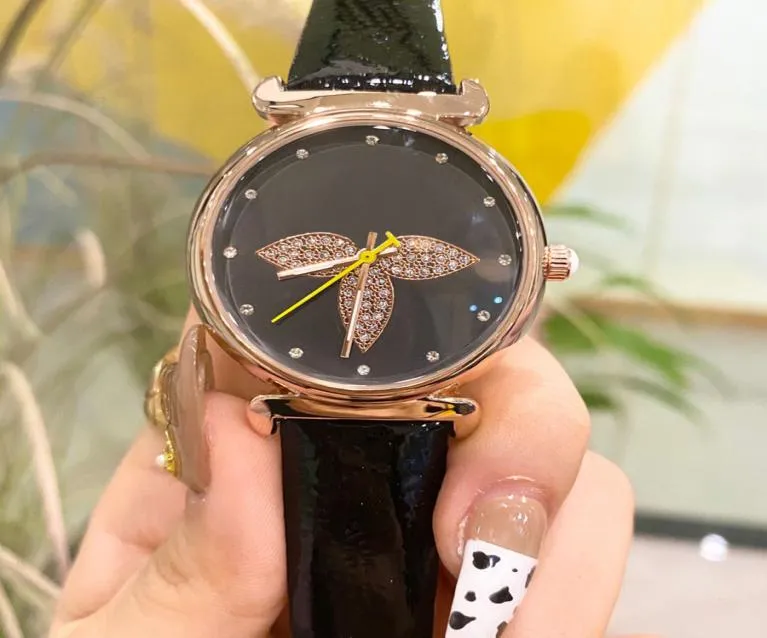 Marque de mode Regardez pour les femmes Lady Girls Crystal Flower Style Strap en cuir Quartz Wrist Watch L413397497