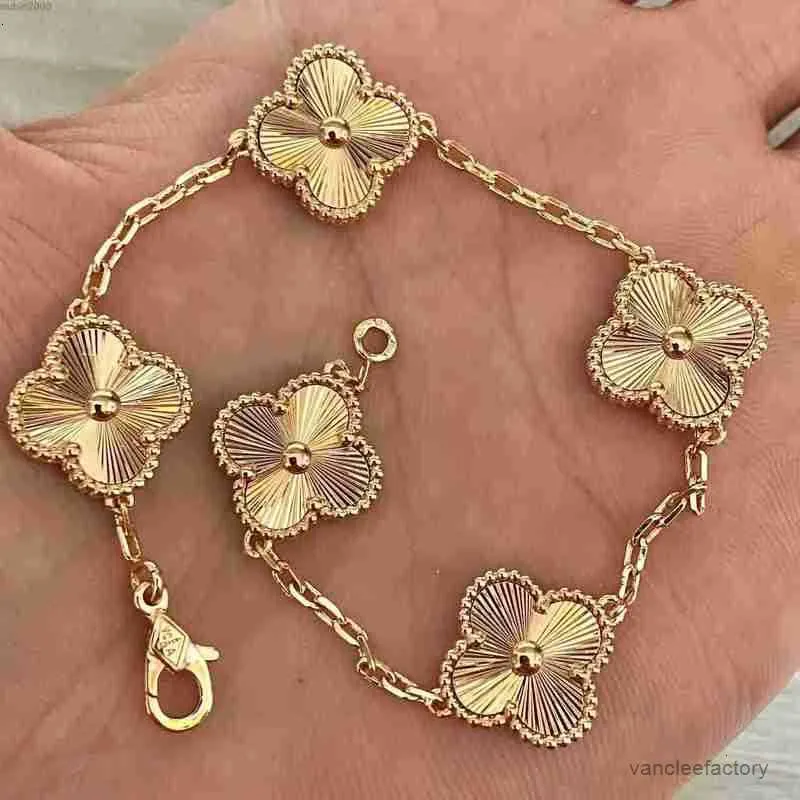 Designer di lusso Clover 18k Bracciale Pearl 4 foglie Gold Charm Laser Braccialetti Braccialetti Orecchini per matrimoni A un gioiello 4k Luck 8HF4