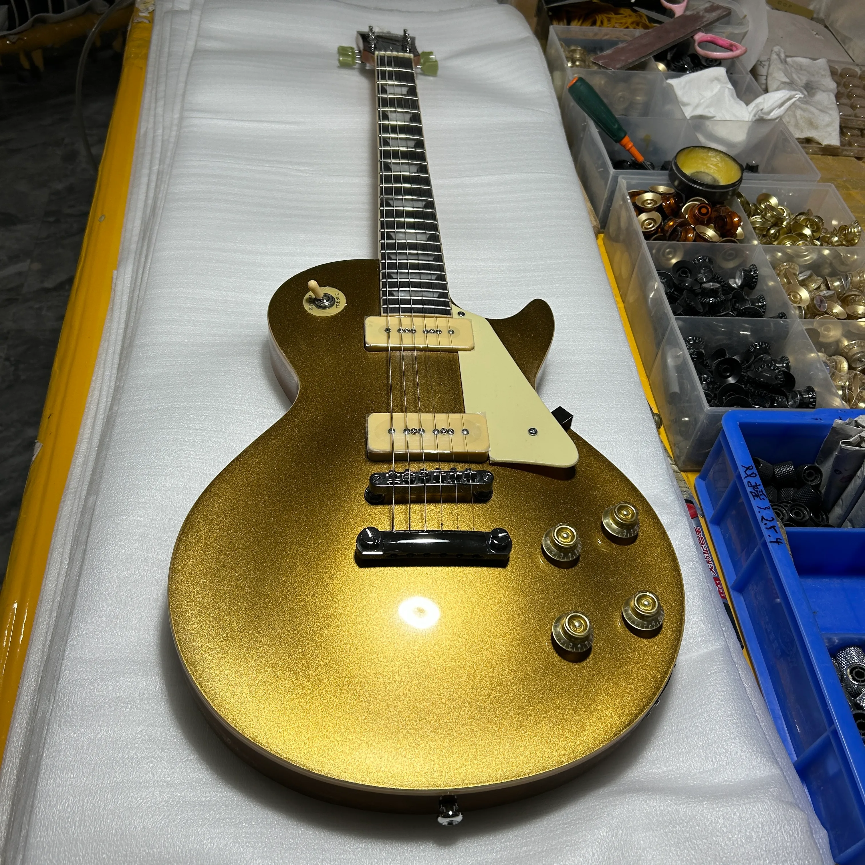 Standard -E -Gitarre, Rosenholz -Griffbrett, Mahagoni -Körper, Metallic Color, 6 Saiten Guitarra, kostenloser Schiffsbuckethead -Designer -Tasche