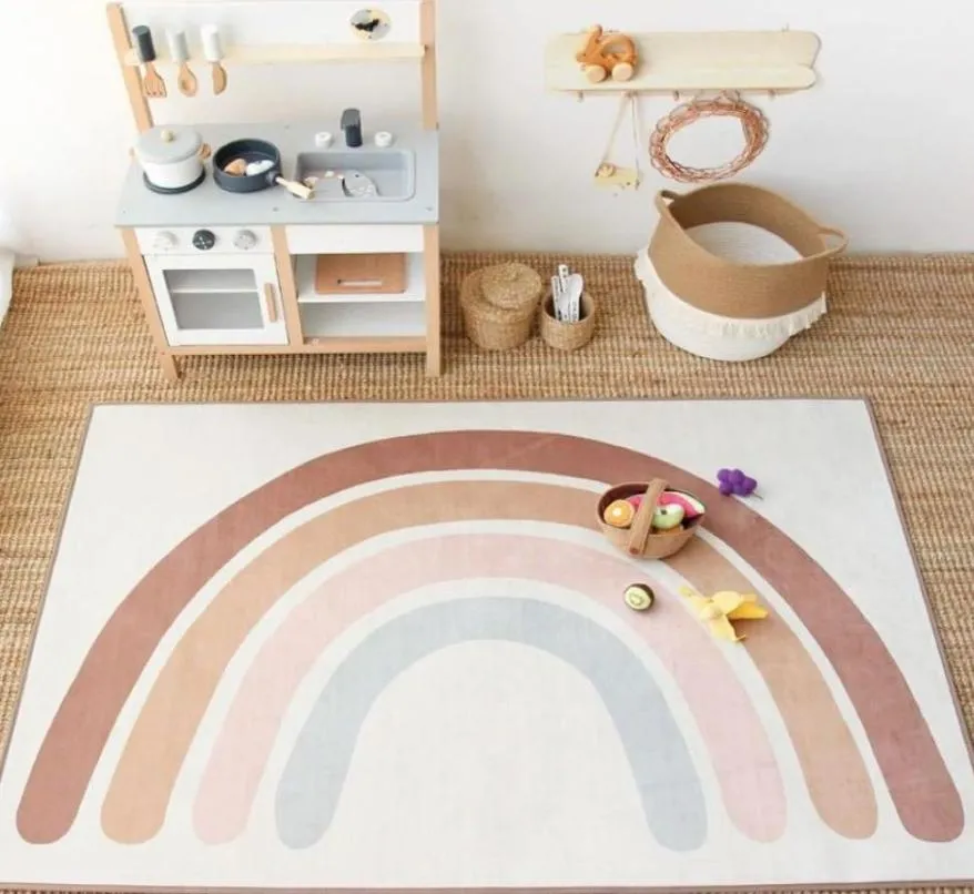 Bébé arc-en-ciel jouant des tapis pour enfants tapis de sol