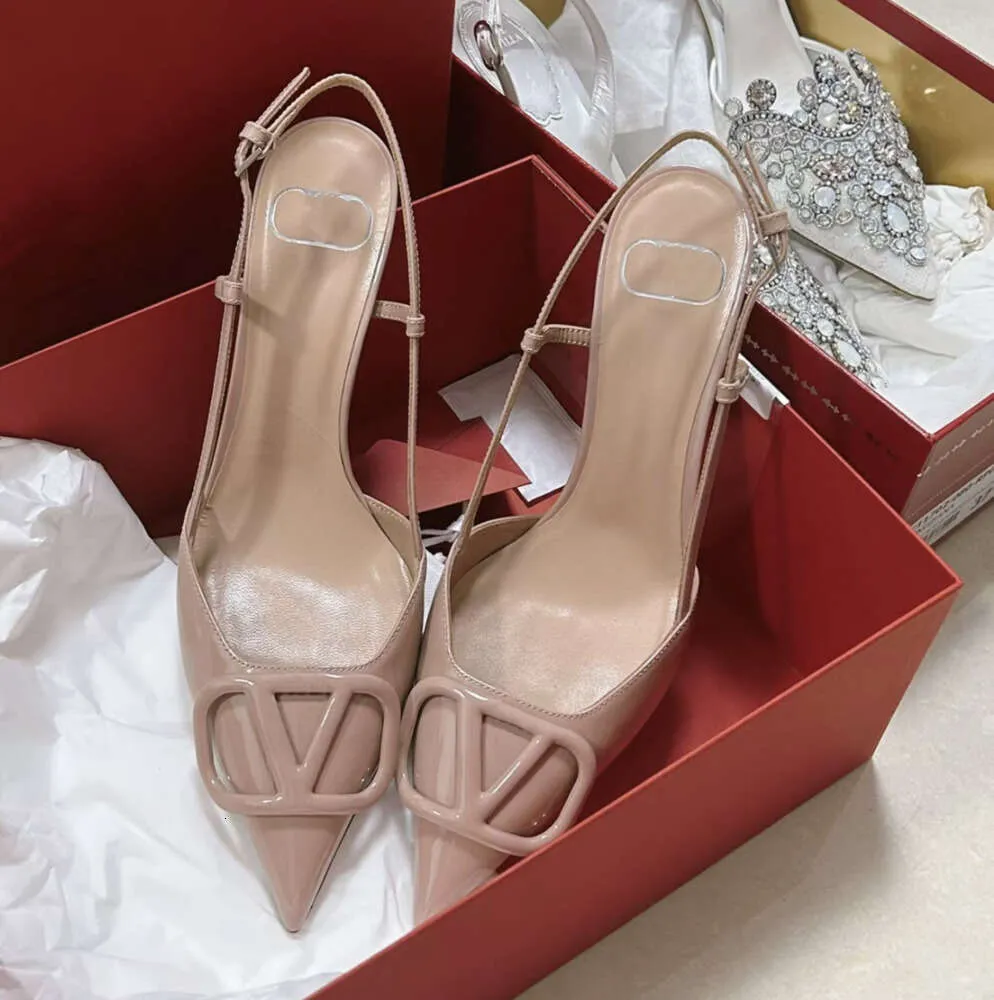 Sandales de luxe Womens High Heels Senior Fashions Designer Shoes Chaussures Lettre de mariage Dîner minoritaire simplicité