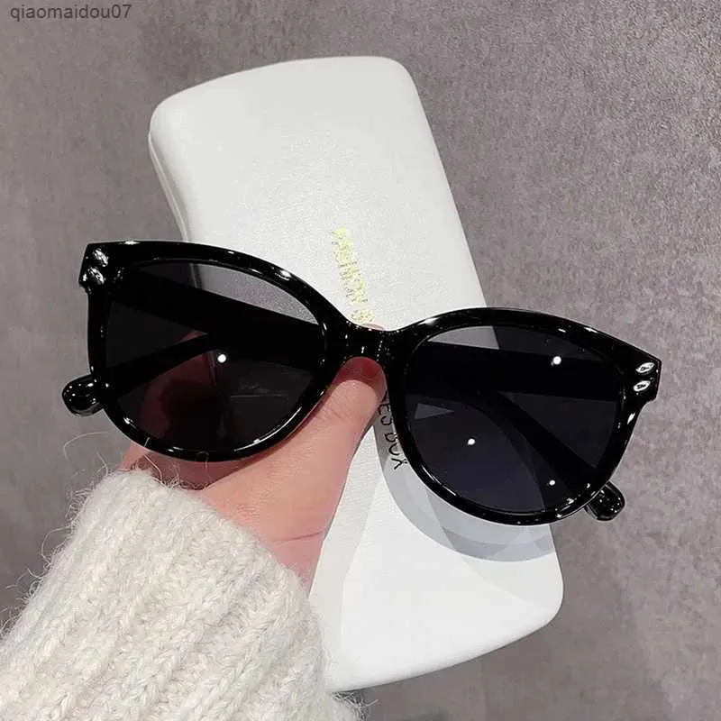 Solglasögon fashionabla koreanska nya små ramar runda solglasögon för kvinnors varumärkesdesigner solglasögon reseglas UV400 oculos de soll2404