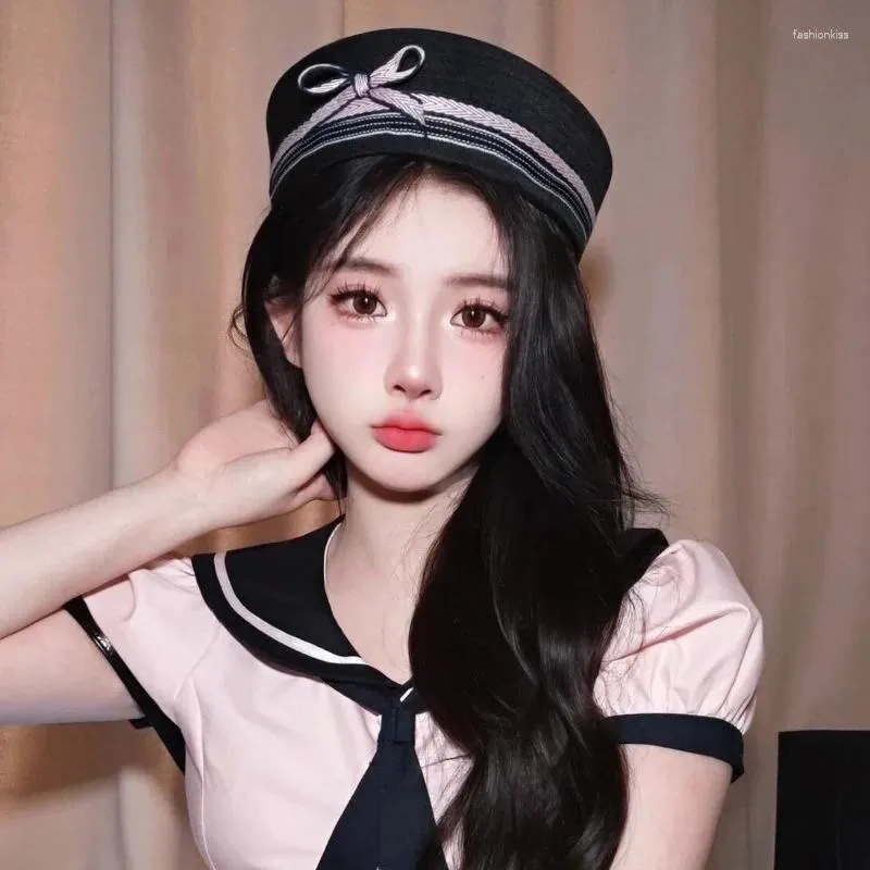 Berets Korean INS Двухцветный лук моряк-шляпа весна и летняя ретро-ретро-коренная коробка Берет-стрит Тенденция ниша из флота