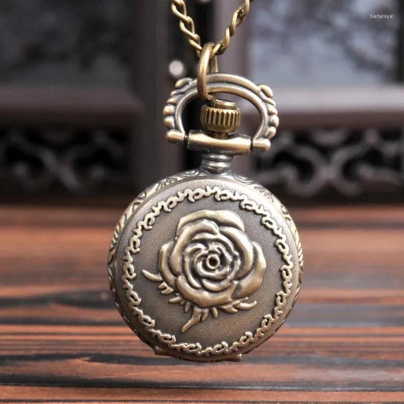 Pocket Watches Vintage Mode Relief Rose Watch Bronze Farbe Quarz auf Ketten Halskette Frau Geburtstagsgeschenke