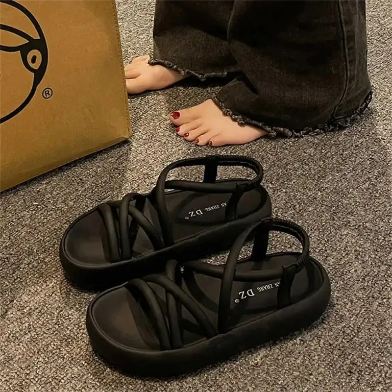 Sandalen rutschen auf 36-40 Barfuß-Pantoffeln Original-Sneakers für Frauenschuhe Womans 2024 Sports Year's Releases Was ist